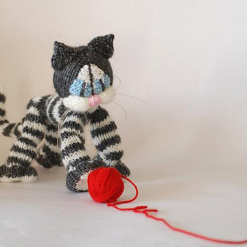 Playful Blue eyes Tabby cat ( a wire skeleton inside) - knitting pattern (knitted round)