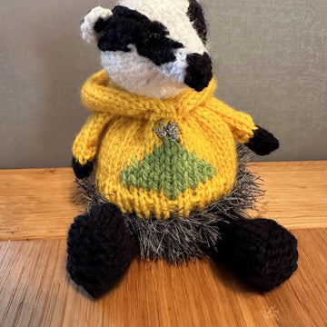 BADGER WEARING HALLOWEEN/CHRISTMAS JUMPER/HOODIE CHOCOLATE ORANGE COVER/STUFFED TOY HANGING ORNAMENT KNITTING PATTERN