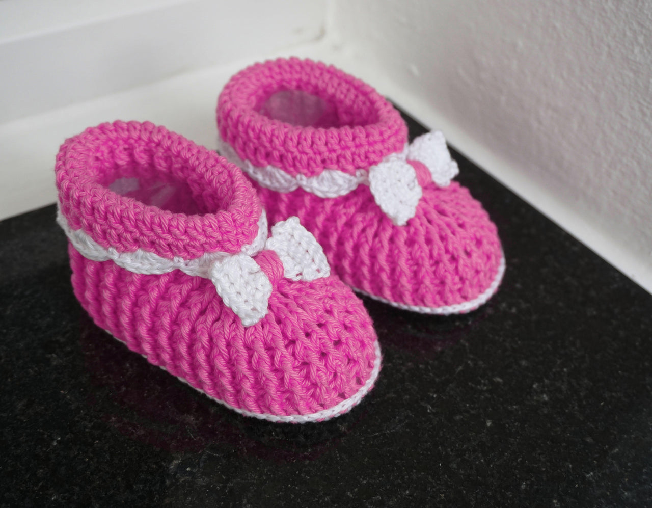 Häkelanleitung Babyschühchen mit Schleife
