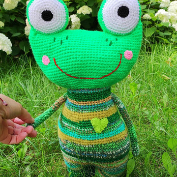 Scrap yarn Frog
