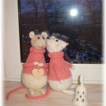 Toy knitting patterns, toy mice in love Valentine's, animal knit pattern Mouse