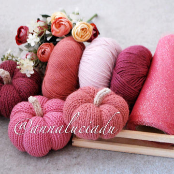 Knitting pumpkin in 3 different sizes