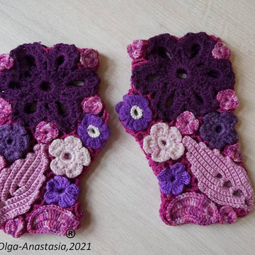 Bright fingerless gloves for girls