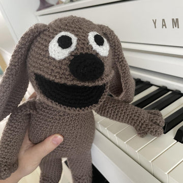 Piano playing dog amigurumi