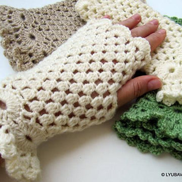 Fingerless Gloves Ruffled Around Wrist