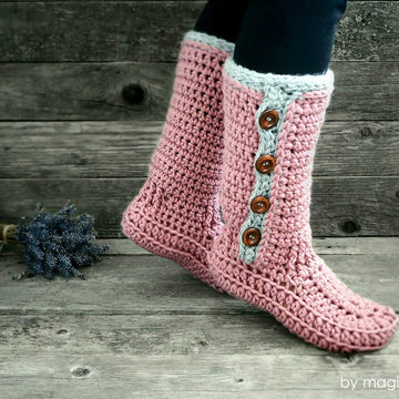 Bulky boots with buttons