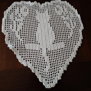 Cat filet heart doily