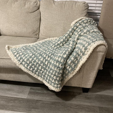 Quick and Easy Fluffy Throw Blanket