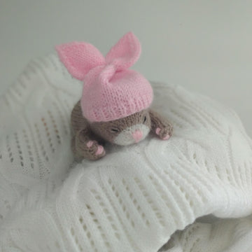 Sleeping kitten knitting pattern.