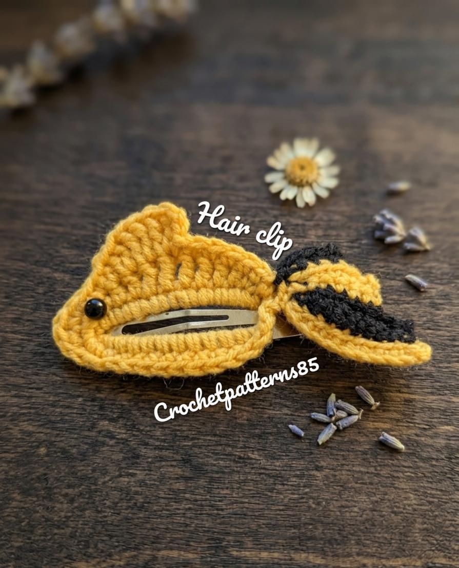 Golden fish hair clip English-US