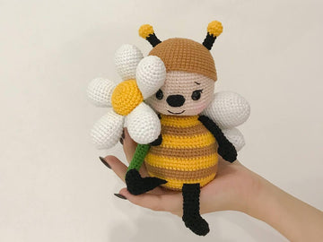 Bee with a daisy flower Crochet Pattern