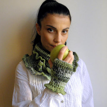 Set loop scarf & fingerless mittens with ruffles