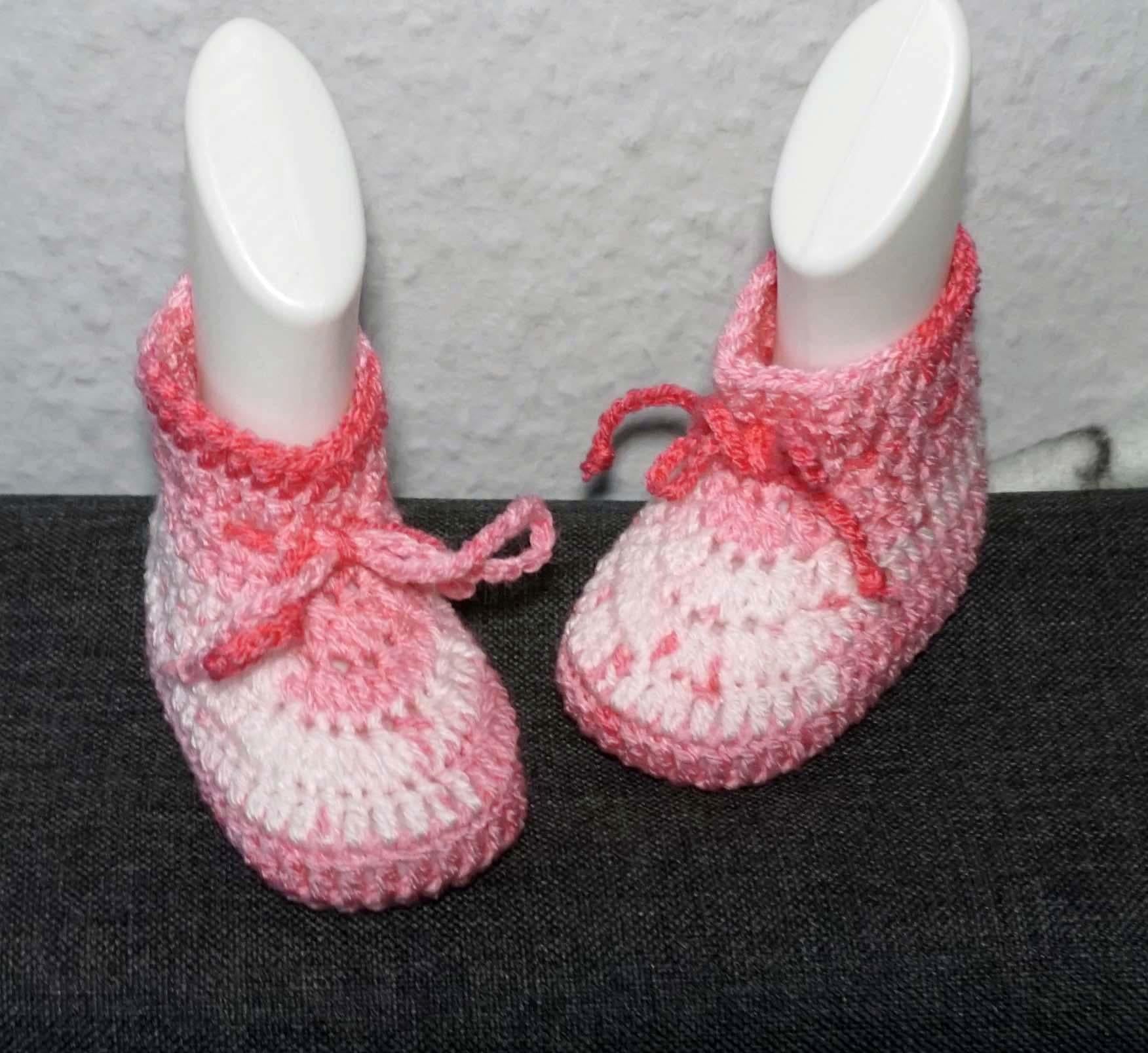 Häkelanleitung für die süßen Babyschühchen nur aus Stäbchen