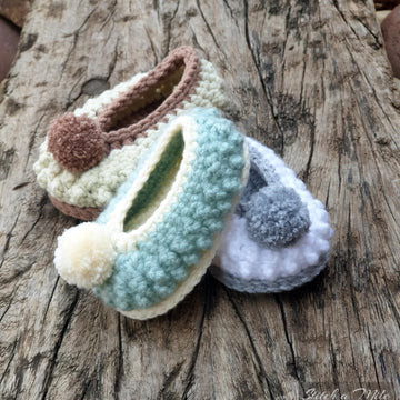 Baby bootie crochet pattern, baby slipper with knobblies and pom pom