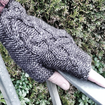 Mursten - cabled fingerless gloves