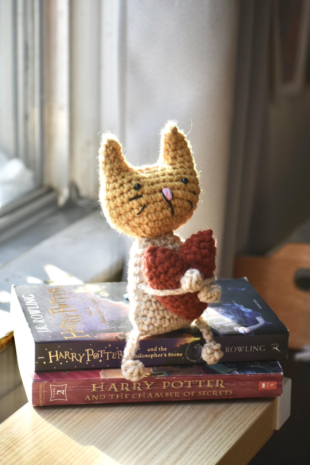 Crochet Valentino the Cat Holding Heart
