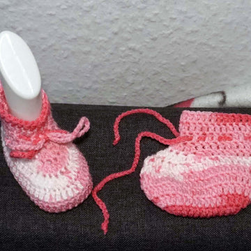 Häkelanleitung für die süßen Babyschühchen nur aus Stäbchen