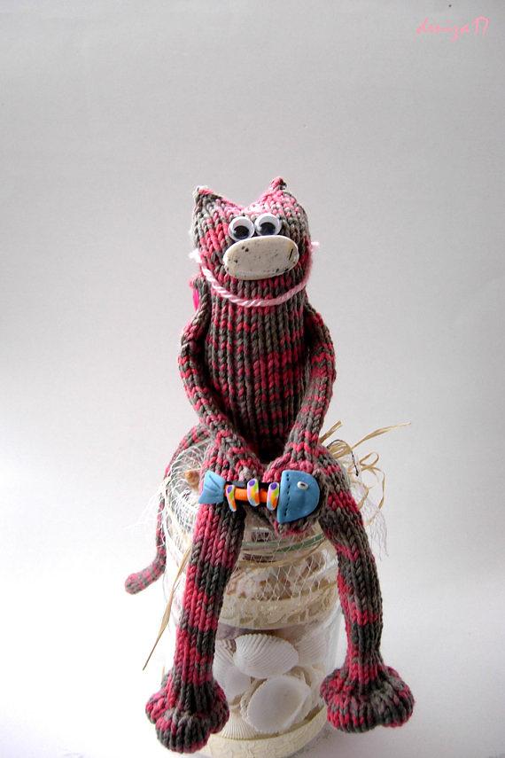 Thin cat  (knitted round)