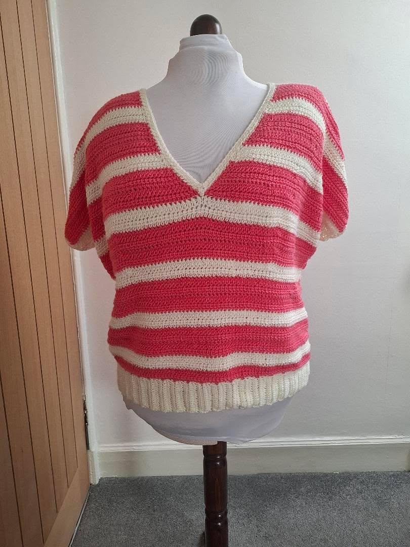 Emily Top Fitted V-neck tee with sleeves