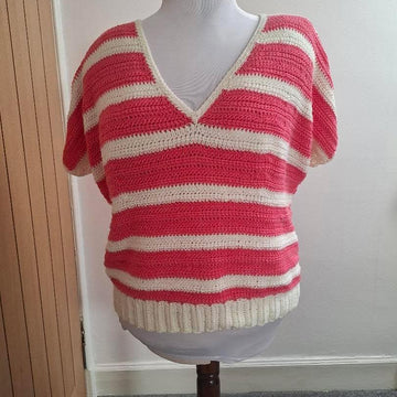 Emily Top Fitted V-neck tee with sleeves