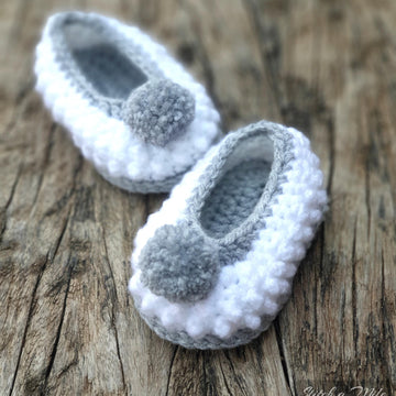 Baby bootie crochet pattern, baby slipper with knobblies and pom pom