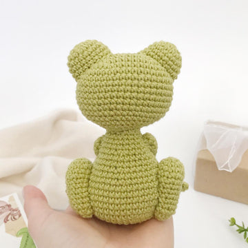 Crochet frog toy amigurumi pattern