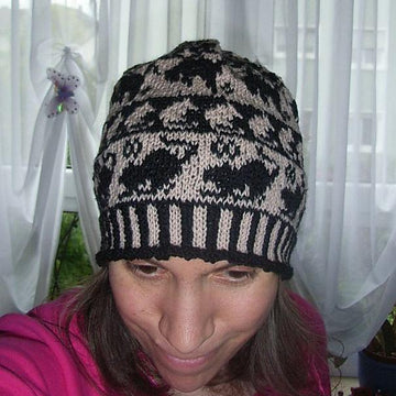 Cat on fieldmouse hunt beanie