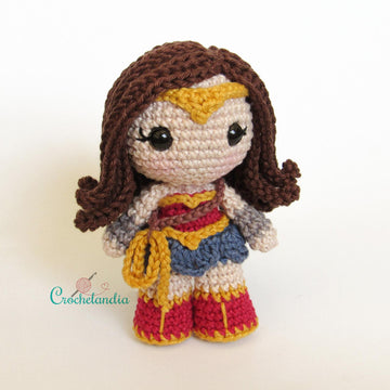 Wonder Woman 1984 amigurumi doll - crochet pattern by Crochelandia