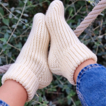 Warm unisex crochet socks with adjustable size pattern S1