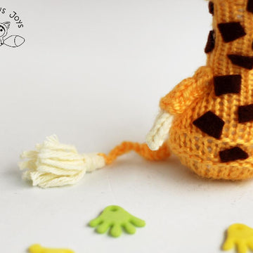 Small Giraffe Doll. Tanoshi series toy.