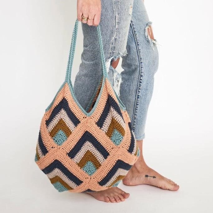 Bermuda Tote in Lion Brand Color Theory - M22071 - Downloadable PDF
