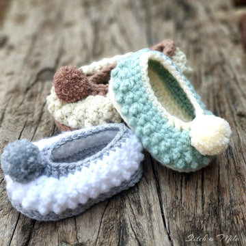 Baby bootie crochet pattern, baby slipper with knobblies and pom pom