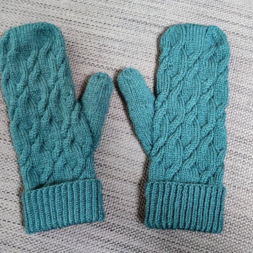 Staggered Cable Mittens