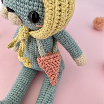 Narciso the bunny with bonnet