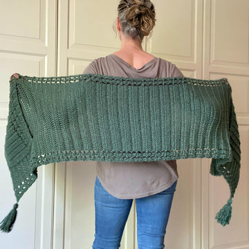 Easy Crochet Pocket Shawl Pattern: Easy Pleases-Me Pocket Shawl