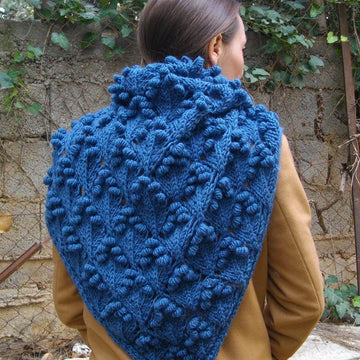 Triangular shawl with bobbles