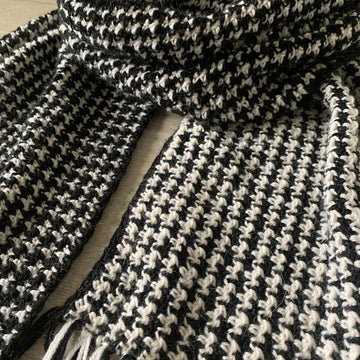 Hounds tooth fringed scarf