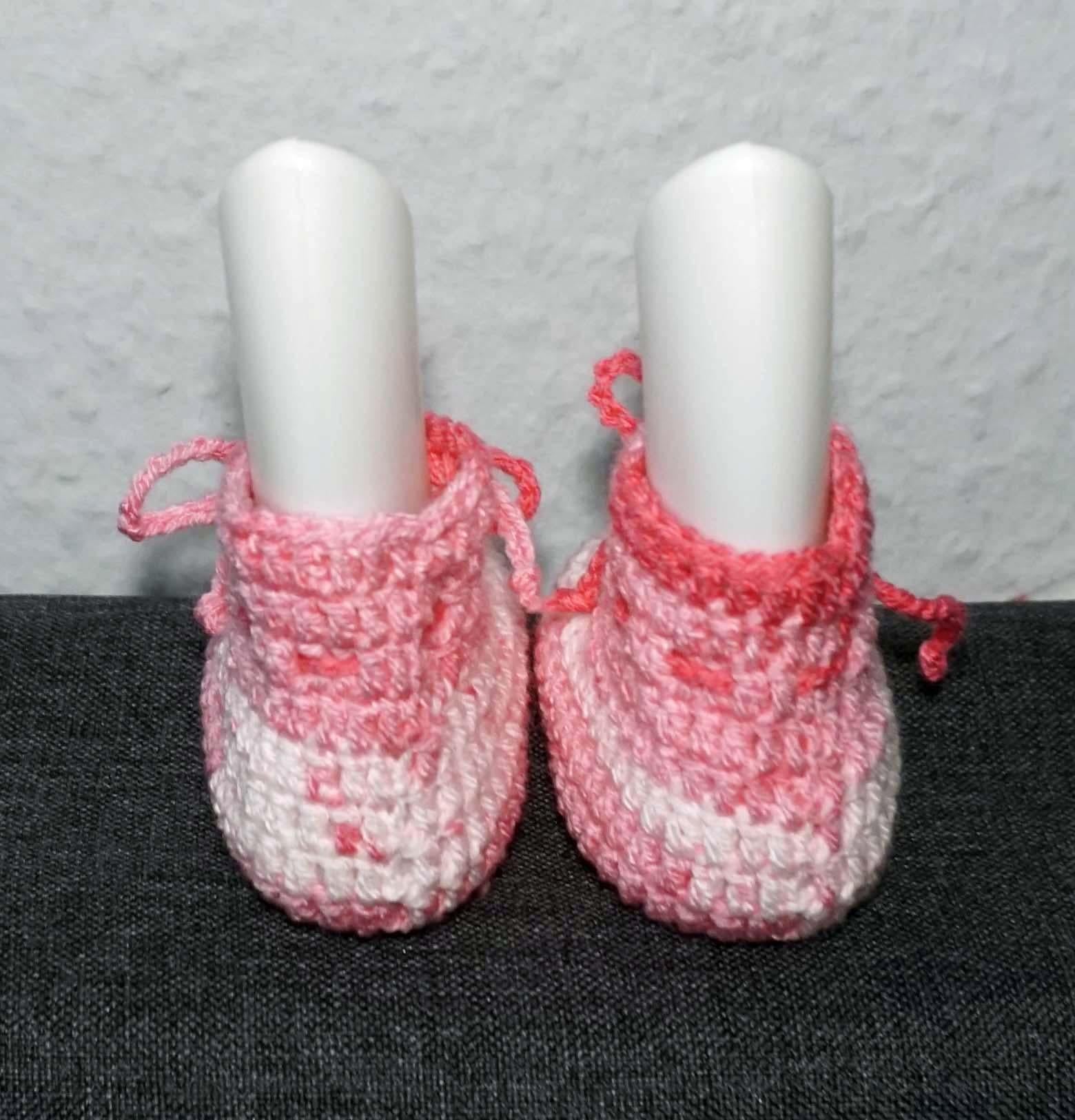 Häkelanleitung für die süßen Babyschühchen nur aus Stäbchen