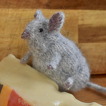Wee Mouse Knitting Pattern