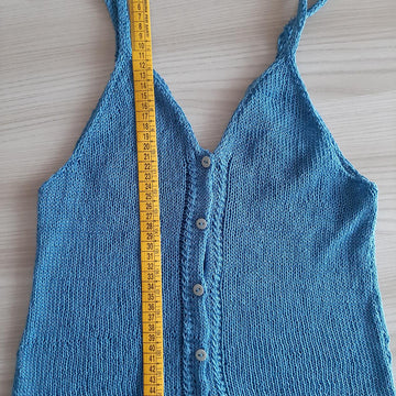 Joy - V-neck summer top with buttons