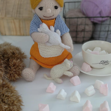 Granny knitting pattern and kitty