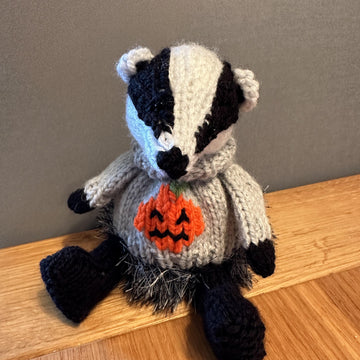 BADGER WEARING HALLOWEEN/CHRISTMAS JUMPER/HOODIE CHOCOLATE ORANGE COVER/STUFFED TOY HANGING ORNAMENT KNITTING PATTERN