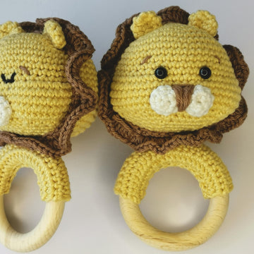 Lion rattle