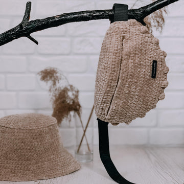 Fanny pack with plush yarn