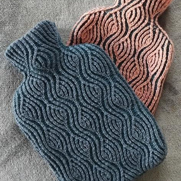 Brynne Hot Water Bottle Cover (Brioche knitting)