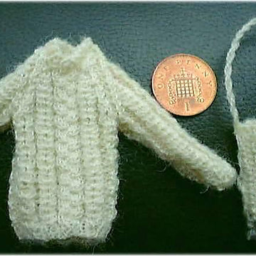 1:12th scale Ladies Aran jumper and bag