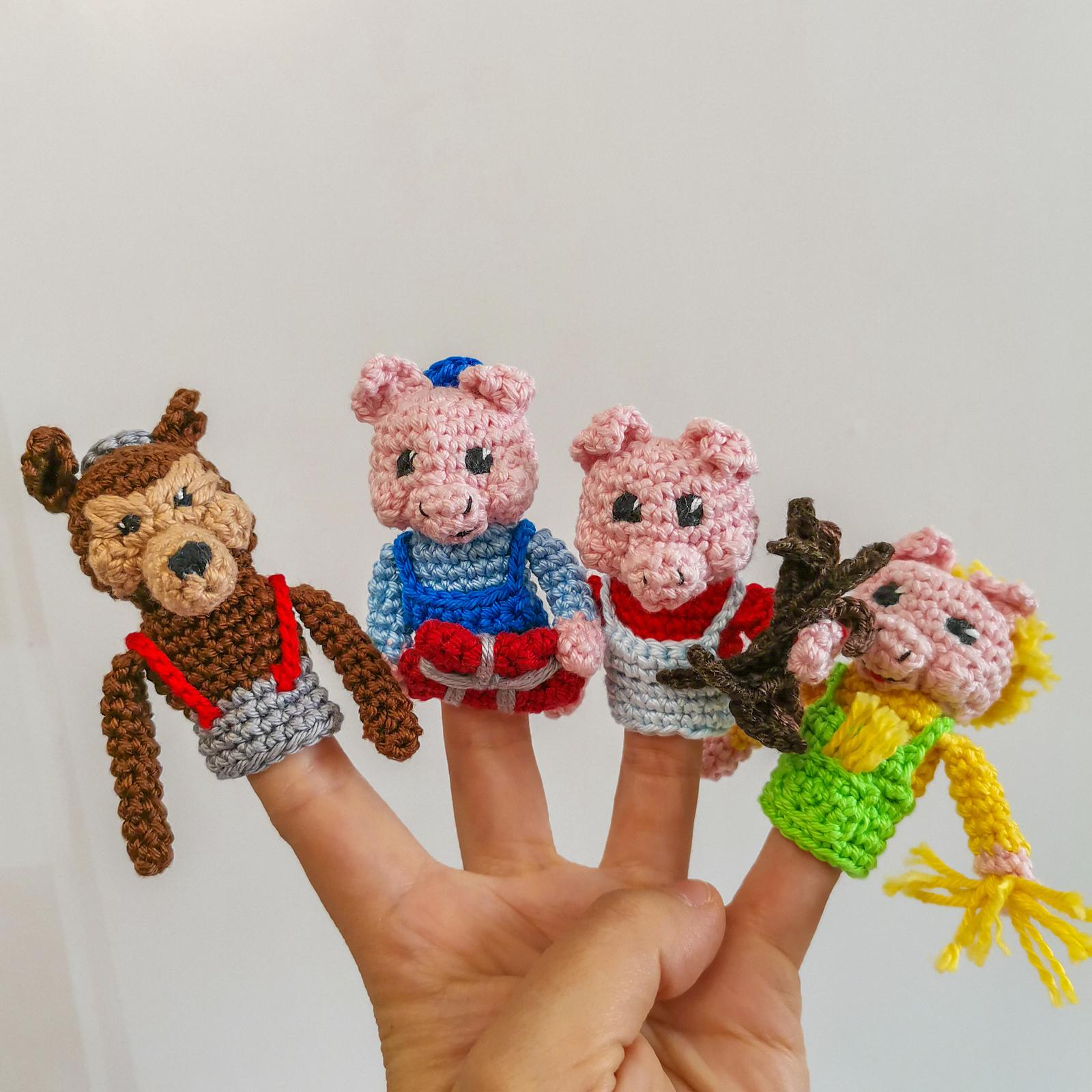 Three little pigs and wolf