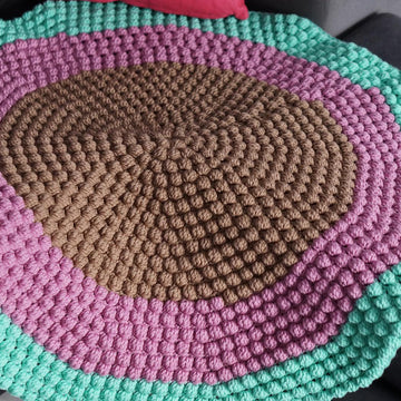 Bobble stitch round blanket
