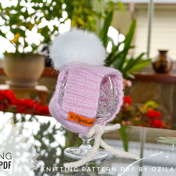 Hat with pompom for small dog