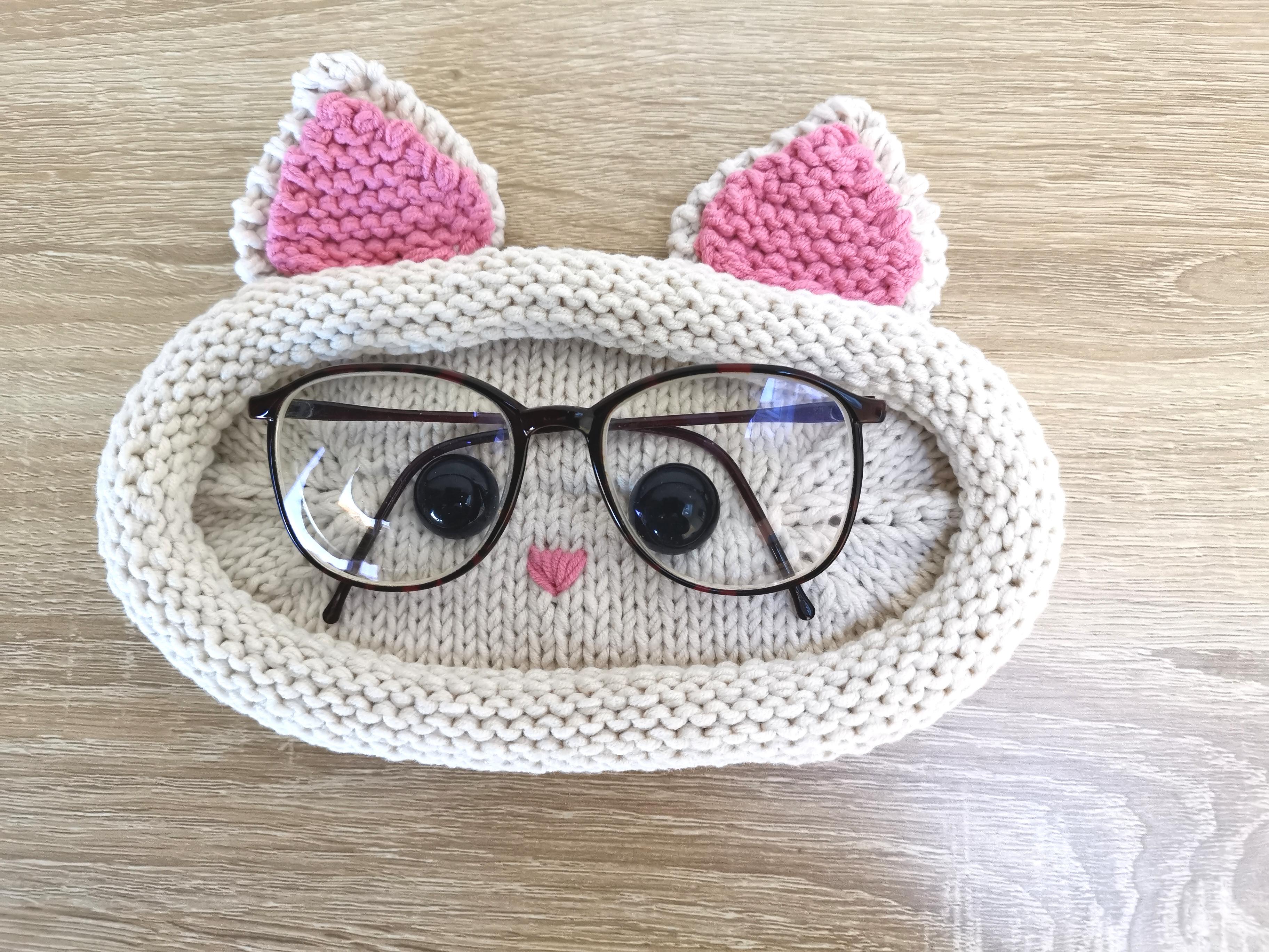 Eyeglass holder cat oval basket